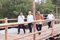 Anggota Komisi V DPR RI dari Fraksi Golkar Dapil Kepulauan Riau (Kepri), Cen Sui Lan, menyatakan niatnya untuk membangun sebuah jembatan permanen di Kampung Sei Lepan, Desa Kuala Sempang, Kecamatan Seri Kuala Lobam, Kabupaten Bintan. Foto: Istimewa 
