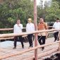 Anggota Komisi V DPR RI dari Fraksi Golkar Dapil Kepulauan Riau (Kepri), Cen Sui Lan, menyatakan niatnya untuk membangun sebuah jembatan permanen di Kampung Sei Lepan, Desa Kuala Sempang, Kecamatan Seri Kuala Lobam, Kabupaten Bintan. Foto: Istimewa 
