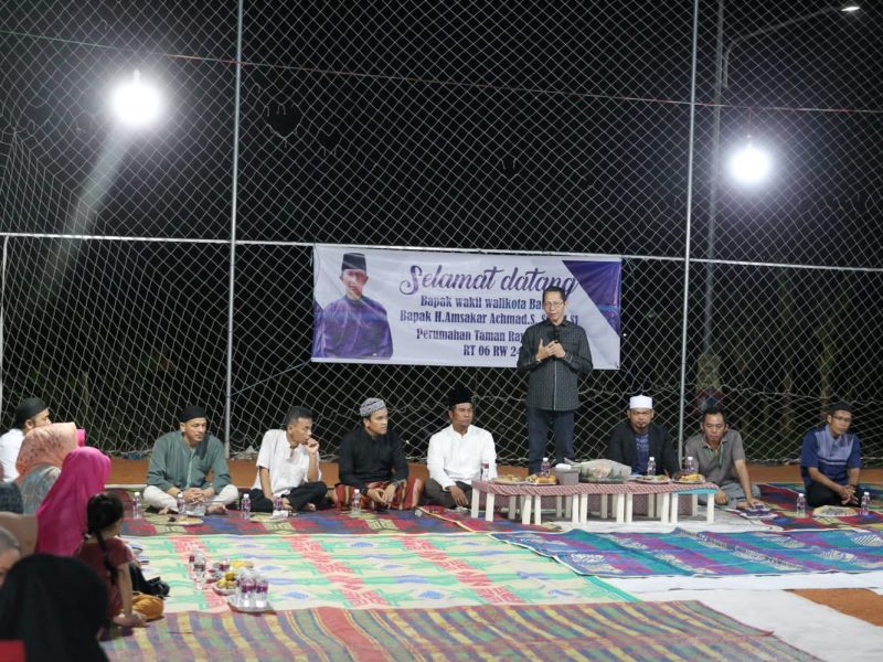Wakil Wali Kota Batam Amsakar Achmad memenuhi undangan syukuran dan silahturahmi dengan Warga RT.06 Taman Raya Tahap 3, Belian, Sabtu (21/10/2023) malam. Foto: INIKEPRI.COM 