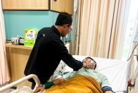 Wakil Wali Kota Batam Amsakar Achmad, menjenguk Lurah Lurah Bengkong Sadai, Anugerah Hidayat di Rumah Sakit Awal Bros (RSAB) Batam. Foto: INIKEPRI.COM 