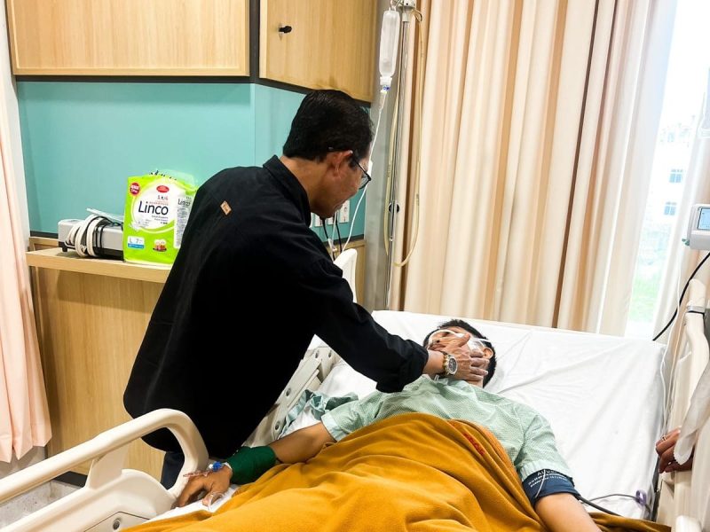 Wakil Wali Kota Batam Amsakar Achmad, menjenguk Lurah Lurah Bengkong Sadai, Anugerah Hidayat di Rumah Sakit Awal Bros (RSAB) Batam. Foto: INIKEPRI.COM 