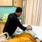 Wakil Wali Kota Batam Amsakar Achmad, menjenguk Lurah Lurah Bengkong Sadai, Anugerah Hidayat di Rumah Sakit Awal Bros (RSAB) Batam. Foto: INIKEPRI.COM 