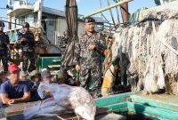 Direktur Jenderal Pengawasan Sumber Daya Kelautan dan Perikanan (PSDKP), Laksda TNI Adin Nurawaluddin, meninjau Kapal Ikan Asing (KIA) berbendera Malaysia bernama KM PKFB 1032 yang tertangkap melakukan illegal fishing di WPPNRI 571 Selat Malaka. Foto: Dok KKP
