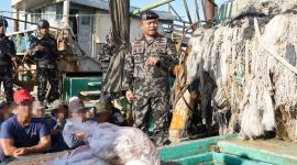Direktur Jenderal Pengawasan Sumber Daya Kelautan dan Perikanan (PSDKP), Laksda TNI Adin Nurawaluddin, meninjau Kapal Ikan Asing (KIA) berbendera Malaysia bernama KM PKFB 1032 yang tertangkap melakukan illegal fishing di WPPNRI 571 Selat Malaka. Foto: Dok KKP
