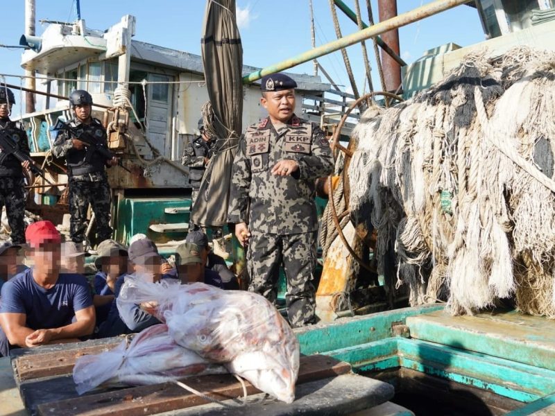 Direktur Jenderal Pengawasan Sumber Daya Kelautan dan Perikanan (PSDKP), Laksda TNI Adin Nurawaluddin, meninjau Kapal Ikan Asing (KIA) berbendera Malaysia bernama KM PKFB 1032 yang tertangkap melakukan illegal fishing di WPPNRI 571 Selat Malaka. Foto: Dok KKP
