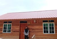 Salah seorang warga penerima bantuan bedah rumah bersumber dana aspirasi anggota DPR RI Dari Partai Golkar Dapil Kepulauan Riau Cen Sui Lan. Foto : Istimewa 