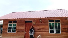 Salah seorang warga penerima bantuan bedah rumah bersumber dana aspirasi anggota DPR RI Dari Partai Golkar Dapil Kepulauan Riau Cen Sui Lan. Foto : Istimewa 