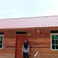 Salah seorang warga penerima bantuan bedah rumah bersumber dana aspirasi anggota DPR RI Dari Partai Golkar Dapil Kepulauan Riau Cen Sui Lan. Foto : Istimewa 