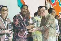 Penghargaan IHYA 2023 diserahkan langsung oleh Menteri Perindustrian RI Agus Gumiwang Kartasasmita kepada Kepala Dinas Perindustrian dan Perdagangan Provinsi Kepri Aries Fhariandi yang mewakili Gubernur Ansar Ahmad di Hotel Fairmont Jakarta, Senin, (23/10/2023).  Foto: Diskominfo Kepri 