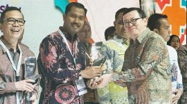 Penghargaan IHYA 2023 diserahkan langsung oleh Menteri Perindustrian RI Agus Gumiwang Kartasasmita kepada Kepala Dinas Perindustrian dan Perdagangan Provinsi Kepri Aries Fhariandi yang mewakili Gubernur Ansar Ahmad di Hotel Fairmont Jakarta, Senin, (23/10/2023).  Foto: Diskominfo Kepri 