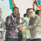 Penghargaan IHYA 2023 diserahkan langsung oleh Menteri Perindustrian RI Agus Gumiwang Kartasasmita kepada Kepala Dinas Perindustrian dan Perdagangan Provinsi Kepri Aries Fhariandi yang mewakili Gubernur Ansar Ahmad di Hotel Fairmont Jakarta, Senin, (23/10/2023).  Foto: Diskominfo Kepri 