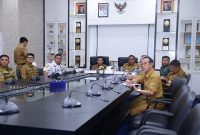 Pj. Wali Kota Tanjungpinang, Hasan S.Sos dan Tim Pengendalian Inflasi Daerah (TPID) Kota Tanjungpinang mengikuti Rapat Koordinasi (Rakor) pengendalian inflasi bersama Kemendagri. Secara daring rapat diikuti dari ruang rapat Engku Putri Raja Hamidah, Kantor Wali Kota, Senin (23/10/2023). Foto: Humprofoto Tanjungpinang 