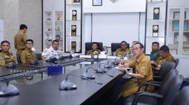 Pj. Wali Kota Tanjungpinang, Hasan S.Sos dan Tim Pengendalian Inflasi Daerah (TPID) Kota Tanjungpinang mengikuti Rapat Koordinasi (Rakor) pengendalian inflasi bersama Kemendagri. Secara daring rapat diikuti dari ruang rapat Engku Putri Raja Hamidah, Kantor Wali Kota, Senin (23/10/2023). Foto: Humprofoto Tanjungpinang 
