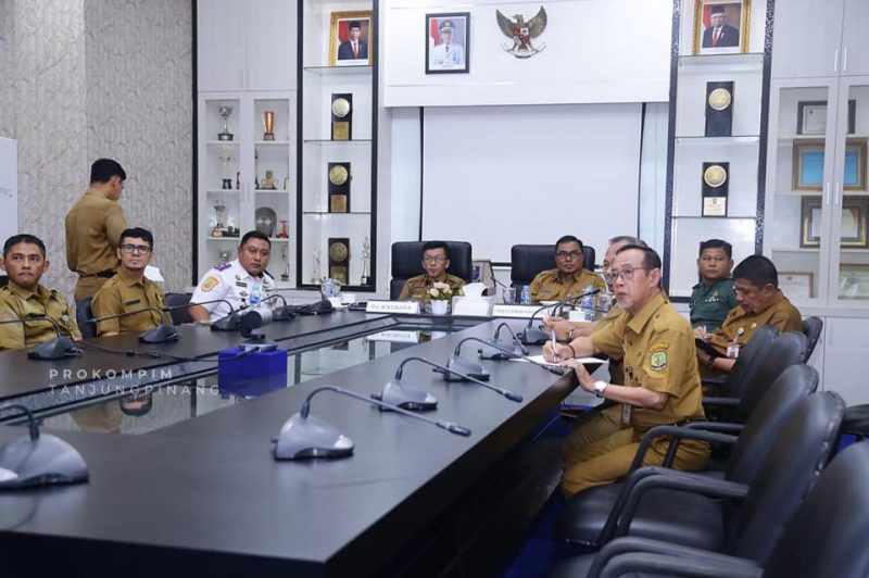 Pj. Wali Kota Tanjungpinang, Hasan S.Sos dan Tim Pengendalian Inflasi Daerah (TPID) Kota Tanjungpinang mengikuti Rapat Koordinasi (Rakor) pengendalian inflasi bersama Kemendagri. Secara daring rapat diikuti dari ruang rapat Engku Putri Raja Hamidah, Kantor Wali Kota, Senin (23/10/2023). Foto: Humprofoto Tanjungpinang 