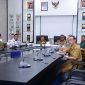 Pj. Wali Kota Tanjungpinang, Hasan S.Sos dan Tim Pengendalian Inflasi Daerah (TPID) Kota Tanjungpinang mengikuti Rapat Koordinasi (Rakor) pengendalian inflasi bersama Kemendagri. Secara daring rapat diikuti dari ruang rapat Engku Putri Raja Hamidah, Kantor Wali Kota, Senin (23/10/2023). Foto: Humprofoto Tanjungpinang 