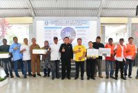 Gubernur Kepri Ansar Ahmad kembali menyerahkan bantuan dari program pembangunan sektor kelautan dan perikanan ke Kota Batam, bertempat di Barelang Seafood Restoran Jembatan 1 Kota Batam, Selasa (24/10/2023). Foto: Diskominfo Kepri
