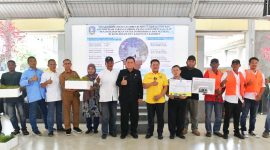 Gubernur Kepri Ansar Ahmad kembali menyerahkan bantuan dari program pembangunan sektor kelautan dan perikanan ke Kota Batam, bertempat di Barelang Seafood Restoran Jembatan 1 Kota Batam, Selasa (24/10/2023). Foto: Diskominfo Kepri 

