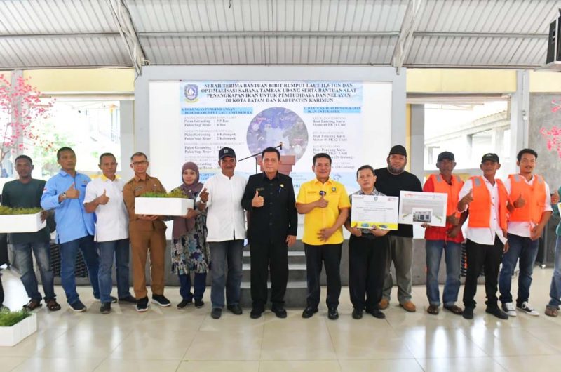 Gubernur Kepri Ansar Ahmad kembali menyerahkan bantuan dari program pembangunan sektor kelautan dan perikanan ke Kota Batam, bertempat di Barelang Seafood Restoran Jembatan 1 Kota Batam, Selasa (24/10/2023). Foto: Diskominfo Kepri
