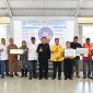 Gubernur Kepri Ansar Ahmad kembali menyerahkan bantuan dari program pembangunan sektor kelautan dan perikanan ke Kota Batam, bertempat di Barelang Seafood Restoran Jembatan 1 Kota Batam, Selasa (24/10/2023). Foto: Diskominfo Kepri 
