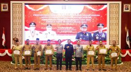 Gubernur Kepulauan Riau H. Ansar Ahmad menghadiri Penetapan Desa Kelurahan Binaan Sadar Hukum dan Penyuluhan Hukum bagi ASN dan Kepala Desa Se-Provinsi Kepri Tahun 2023 bertempat di Aula Wan Seri Beni Dompak, Tanjungpinang, Selasa (24/10/2023). Foto: Diskominfo Kepri 