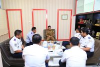 Pj. Wali Kota Tanjungpinang, Hasan, S.Sos menerima kunjungan kerja dan silaturahmi Kepala Kantor Kesyahbandaran dan Otoritas Pelabuhan (KSOP) Tanjungpinang, Ridwan Chaniago  terkait koordinasi pelaksanaan kegiatan Diklat Pemberdayaan Masyarakat Basic Safety Training (BST) untuk masyarakat Kota Tanjungpinang. Pertemuan dilaksanakan di ruang rapat Kantor Bapelitbang, Selasa (24/10/2023). Foto: Humprofoto Tanjungpinang 
