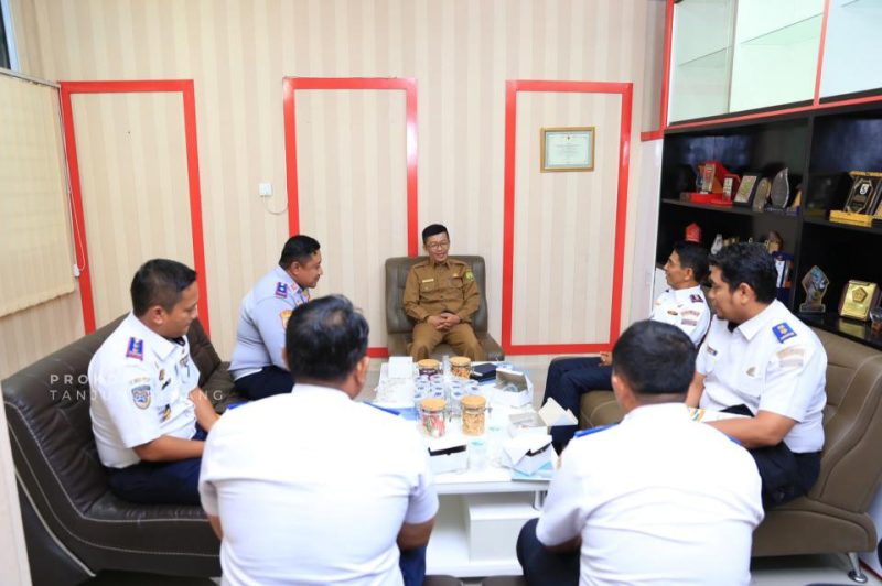 Pj. Wali Kota Tanjungpinang, Hasan, S.Sos menerima kunjungan kerja dan silaturahmi Kepala Kantor Kesyahbandaran dan Otoritas Pelabuhan (KSOP) Tanjungpinang, Ridwan Chaniago  terkait koordinasi pelaksanaan kegiatan Diklat Pemberdayaan Masyarakat Basic Safety Training (BST) untuk masyarakat Kota Tanjungpinang. Pertemuan dilaksanakan di ruang rapat Kantor Bapelitbang, Selasa (24/10/2023). Foto: Humprofoto Tanjungpinang 