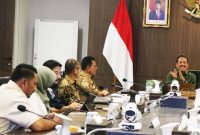 Gubernur Kepulauan Riau H. Ansar Ahmad beraudiensi dengan Menteri Kelautan dan Perikanan (KKP) Sakti Wahyu Trenggono di Ruang Rapat Menteri KKP, Jakarta, Selasa (25/10/2023). Foto: Diskominfo Kepri

