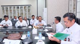 Penjabat Wali kota Tanjungpinang, Hasan,S.Sos menggelar rapat terbatas bersama BPS Kota Tanjungpinang dan beberapa Pimpinan OPD di lingkungan Pemerintah Kota Tanjungpinang, Rabu (25/10/2023). Foto: Diskominfo Tanjungpinang 
