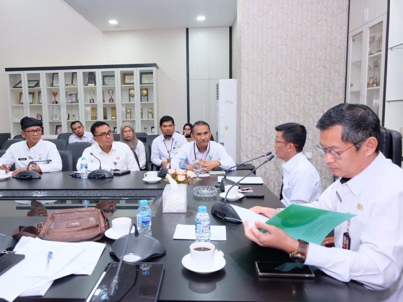 Penjabat Wali kota Tanjungpinang, Hasan,S.Sos menggelar rapat terbatas bersama BPS Kota Tanjungpinang dan beberapa Pimpinan OPD di lingkungan Pemerintah Kota Tanjungpinang, Rabu (25/10/2023). Foto: Diskominfo Tanjungpinang
