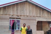 Usman Warga Desa Laboh-Lingga Berterima Kasih ke anggota DPR RI dari Partai Golkar Dapil Kepulauan Riau Cen Sui Lan karena mendapat program bedah rumah. Foto: Dok. CSL 