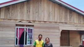 Usman Warga Desa Laboh-Lingga Berterima Kasih ke anggota DPR RI dari Partai Golkar Dapil Kepulauan Riau Cen Sui Lan karena mendapat program bedah rumah. Foto: Dok. CSL 