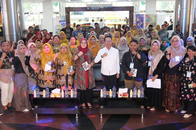 Wakil Wali Kota Batam Amsakar Achmad pada pembukaan Lomba Menulis dan Membaca Puisi di Auditorium BCS Mall, Kamis (26/10/2023) siang. Foto:INIKEPRI.COM 
