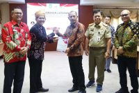 Wakil Ketua Ombudsman RI, Bobby Hamzar Rafinus, menyerahkan laporan hasil kajian kebijakan terkait Layanan Pemeriksaan Normatif Ketenagakerjaan ke Sekretaris Daerah Provinsi Kepri Adi Prihantara di Ruang Rapat Utama Kantor Gubernur Kepri, Dompak, Tanjungpinang, Kamis (26/10). Foto : Diskominfo Kepri 