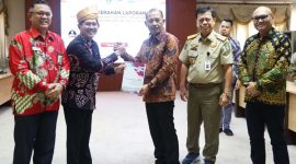 Wakil Ketua Ombudsman RI, Bobby Hamzar Rafinus, menyerahkan laporan hasil kajian kebijakan terkait Layanan Pemeriksaan Normatif Ketenagakerjaan ke Sekretaris Daerah Provinsi Kepri Adi Prihantara di Ruang Rapat Utama Kantor Gubernur Kepri, Dompak, Tanjungpinang, Kamis (26/10). Foto : Diskominfo Kepri 