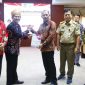 Wakil Ketua Ombudsman RI, Bobby Hamzar Rafinus, menyerahkan laporan hasil kajian kebijakan terkait Layanan Pemeriksaan Normatif Ketenagakerjaan ke Sekretaris Daerah Provinsi Kepri Adi Prihantara di Ruang Rapat Utama Kantor Gubernur Kepri, Dompak, Tanjungpinang, Kamis (26/10). Foto : Diskominfo Kepri 