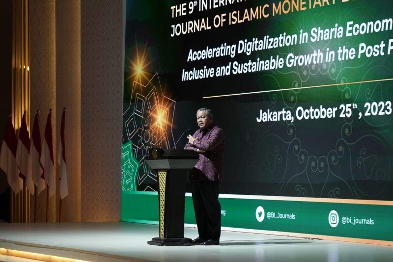 Gubernur Bank Indonesia, Perry Warjiyo menyampaikan tiga peran penting tersebut dalam International Islamic Monetary Economics and Finance Conference and Call for Papers (IIMEFC) yang ke-9, yang mengangkat tema “Accelerating Digitalization in Sharia Economy and Finance for Inclusive and Sustainable Growth in the Post Pandemic Recovery
