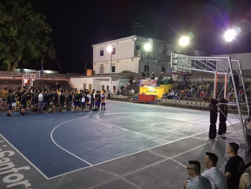 Persatuan Bola basket Seluruh Indonesia (Perbasi) Cabang Tanjungpinang menggelar turnamen bola basket cup 2023, di Lapangan Basket Teladan, Jum'at (27/10/2023) malam. Foto: Diskominfo Tanjungpinang 