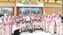 Gubernur Kepulauan Riau Ansar Ahmad meresmikan Skill Mart SMK Negeri 4 Batam, sebuah fasilitas belajar yang mempersiapkan siswa untuk siap kerja di berbagai bidang. Acara peresmian ini sekaligus menjadi ajang ramah tamah dan silaturahmi dengan guru dan siswa SMKN 4 Batam, Jumat (27/10/2023). Foto: Diskominfo Kepri 