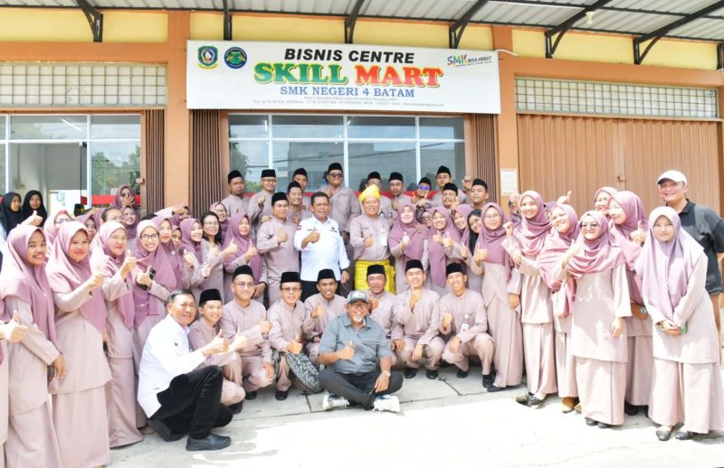 Gubernur Kepulauan Riau Ansar Ahmad meresmikan Skill Mart SMK Negeri 4 Batam, sebuah fasilitas belajar yang mempersiapkan siswa untuk siap kerja di berbagai bidang. Acara peresmian ini sekaligus menjadi ajang ramah tamah dan silaturahmi dengan guru dan siswa SMKN 4 Batam, Jumat (27/10/2023). Foto: Diskominfo Kepri 