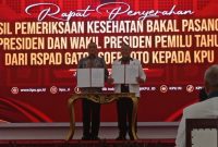 Ketua KPU RI Hasyim Asy'ari menerima berkas hasil tes kesehatan bakal pasangan capres dan cawapres dari Kepala Rumah Sakit RSPAD Gatot Soebroto Letjen TNI dr. Albertus Budi Sulistya, Sp.THT-KL., M.A.R.S. di Kantor KPU, Jakarta, Jumat (27/10/2023). Foto: ANTARA/Sanya Dinda