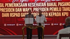 Ketua KPU RI Hasyim Asy'ari menerima berkas hasil tes kesehatan bakal pasangan capres dan cawapres dari Kepala Rumah Sakit RSPAD Gatot Soebroto Letjen TNI dr. Albertus Budi Sulistya, Sp.THT-KL., M.A.R.S. di Kantor KPU, Jakarta, Jumat (27/10/2023). Foto: ANTARA/Sanya Dinda