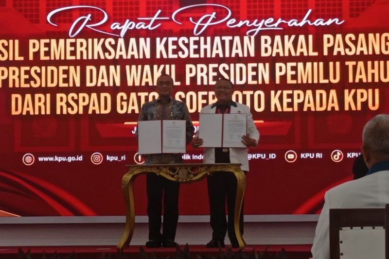 Ketua KPU RI Hasyim Asy'ari menerima berkas hasil tes kesehatan bakal pasangan capres dan cawapres dari Kepala Rumah Sakit RSPAD Gatot Soebroto Letjen TNI dr. Albertus Budi Sulistya, Sp.THT-KL., M.A.R.S. di Kantor KPU, Jakarta, Jumat (27/10/2023). Foto: ANTARA/Sanya Dinda