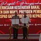 Ketua KPU RI Hasyim Asy'ari menerima berkas hasil tes kesehatan bakal pasangan capres dan cawapres dari Kepala Rumah Sakit RSPAD Gatot Soebroto Letjen TNI dr. Albertus Budi Sulistya, Sp.THT-KL., M.A.R.S. di Kantor KPU, Jakarta, Jumat (27/10/2023). Foto: ANTARA/Sanya Dinda