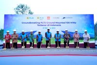 Seremoni _groundbreaking_ PLTS _groundmounted_ terbesar di Indonesia kapasitas 100 MWp yang berada di Kota Bukit Indah Industrial City, Kabupaten Purwakarta, Jawa Barat Jumat, (27/10). Keterangan foto: Direktur Utama PLN, Darmawan Prasodjo (kelima dari kanan), Direktur Jenderal Ketenagalistrikan Kementerian ESDM, Jisman Hutajulu (kelima dari kiri), Direktur Utama Aruna Cahaya Pratama, Audwin Purwadi (keempat dari kiri), Direktur Perencanaan Korporat dan Pengembangan Bisnis PLN, Hartanto Wibowo (keempat dari kanan), Executive Director Salim Group, Axton Salim (ketiga dari kanan), Direktur Utama PLN Batam, M. Irwansyah Putra (ketiga dari kiri), Direktur TataJabar Sejahtera, Kuky Permana (kedua dari kanan), CEO Tamaris Group, Mohammad Syahrial (kedua dari kiri), Chief Investment Officer Tamaris Group, Adi Dharmanto (kanan), dan Advisor Tamaris Group, Wahyu Galih Saputro (kiri). Foto: PLN Batam untuk INIKEPRI.COM 