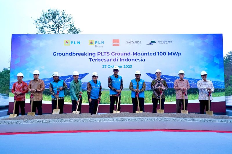 Seremoni _groundbreaking_ PLTS _groundmounted_ terbesar di Indonesia kapasitas 100 MWp yang berada di Kota Bukit Indah Industrial City, Kabupaten Purwakarta, Jawa Barat Jumat, (27/10). Keterangan foto: Direktur Utama PLN, Darmawan Prasodjo (kelima dari kanan), Direktur Jenderal Ketenagalistrikan Kementerian ESDM, Jisman Hutajulu (kelima dari kiri), Direktur Utama Aruna Cahaya Pratama, Audwin Purwadi (keempat dari kiri), Direktur Perencanaan Korporat dan Pengembangan Bisnis PLN, Hartanto Wibowo (keempat dari kanan), Executive Director Salim Group, Axton Salim (ketiga dari kanan), Direktur Utama PLN Batam, M. Irwansyah Putra (ketiga dari kiri), Direktur TataJabar Sejahtera, Kuky Permana (kedua dari kanan), CEO Tamaris Group, Mohammad Syahrial (kedua dari kiri), Chief Investment Officer Tamaris Group, Adi Dharmanto (kanan), dan Advisor Tamaris Group, Wahyu Galih Saputro (kiri). Foto: PLN Batam untuk INIKEPRI.COM 