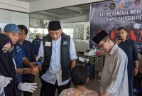 Wakil Wali Kota Batam Amsakar Achmad dan Ketua Umum DPP GARPU Pietra M Paloh melihat langsung prosesi hapus tato yang digelar komunitas #BeraniHijrahBaik di Melawa Premium Cafe, Bengkong, Kota Batam. Foto: INIKEPRI.COM 