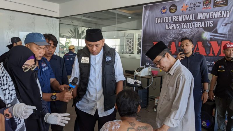 Wakil Wali Kota Batam Amsakar Achmad dan Ketua Umum DPP GARPU Pietra M Paloh melihat langsung prosesi hapus tato yang digelar komunitas #BeraniHijrahBaik di Melawa Premium Cafe, Bengkong, Kota Batam. Foto: INIKEPRI.COM 