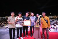 Penjabat (Pj.) Wali Kota Tanjungpinang, Hasan S.Sos menghadiri kegiatan malam puncak festival Sumpah Pemuda ke-95 tingkat Provinsi Kepulauan Riau yang digelar di pelataran Tugu Sirih, alun-alun Gurindam tepi laut, Sabtu malam (28/10/2023). Foto: Humprofoto Tanjungpinang 