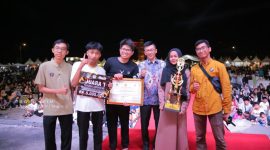 Penjabat (Pj.) Wali Kota Tanjungpinang, Hasan S.Sos menghadiri kegiatan malam puncak festival Sumpah Pemuda ke-95 tingkat Provinsi Kepulauan Riau yang digelar di pelataran Tugu Sirih, alun-alun Gurindam tepi laut, Sabtu malam (28/10/2023). Foto: Humprofoto Tanjungpinang 