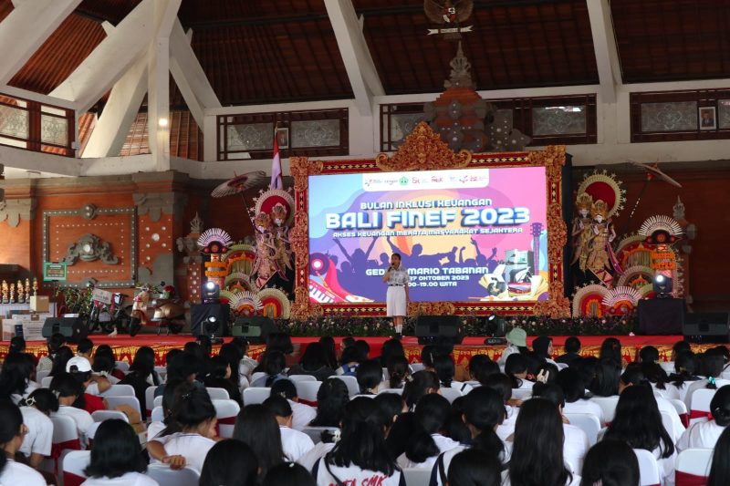 bank bjb melalui jaringan bank bjb Kantor Cabang Denpasar turut berpartisipasi dalam kegiatan Bulan Inklusif Keuangan (BIK) Bali Financial Experience Festival (FINEF) tahun 2023 yang diselenggarakan Otoritas Jasa Keuangan (OJK) dan Forum Komunikasi Lembaga Jasa Keuangan (FKLJK) Provinsi Bali yang digelar di Gedung Kesenian I Ketut Maria, Kabupaten Tabanan, Bali pada Jumat 27 Oktober 2023. Foto:  bank bjb untuk INIKEPRI.COM 